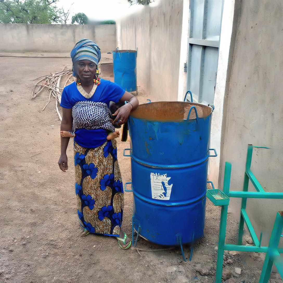 Bénéficiaire du projet Viim Saala avec carbonisateur